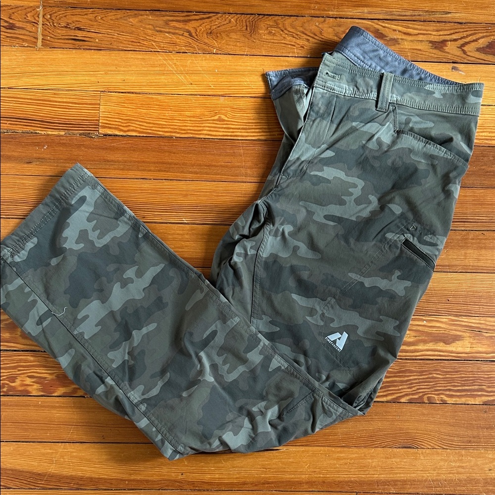 Eddie Bauer Men's Green Camouflage Cargo Pants